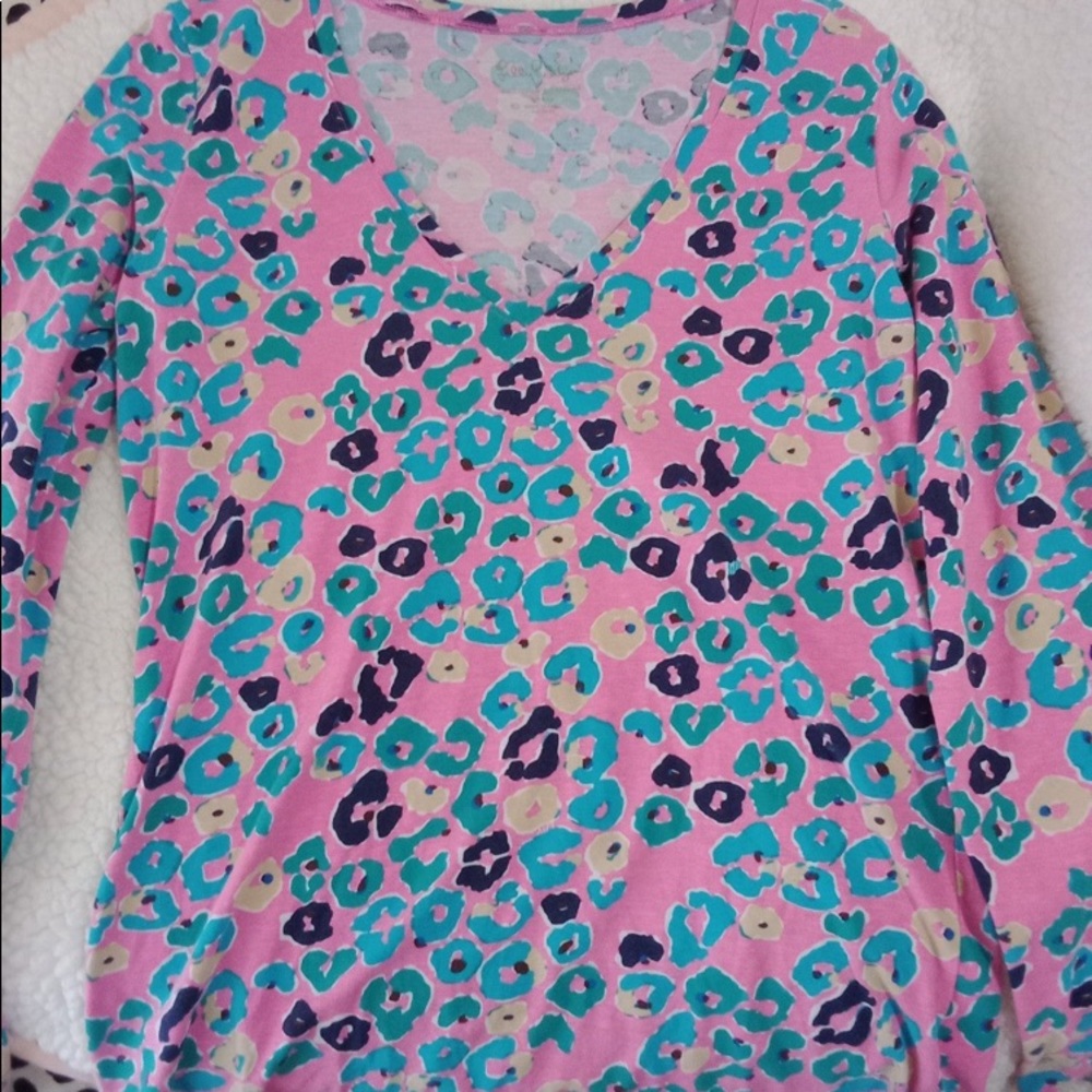 Lilly Pulitzer long sleeve V-neck top size small. In groom condition